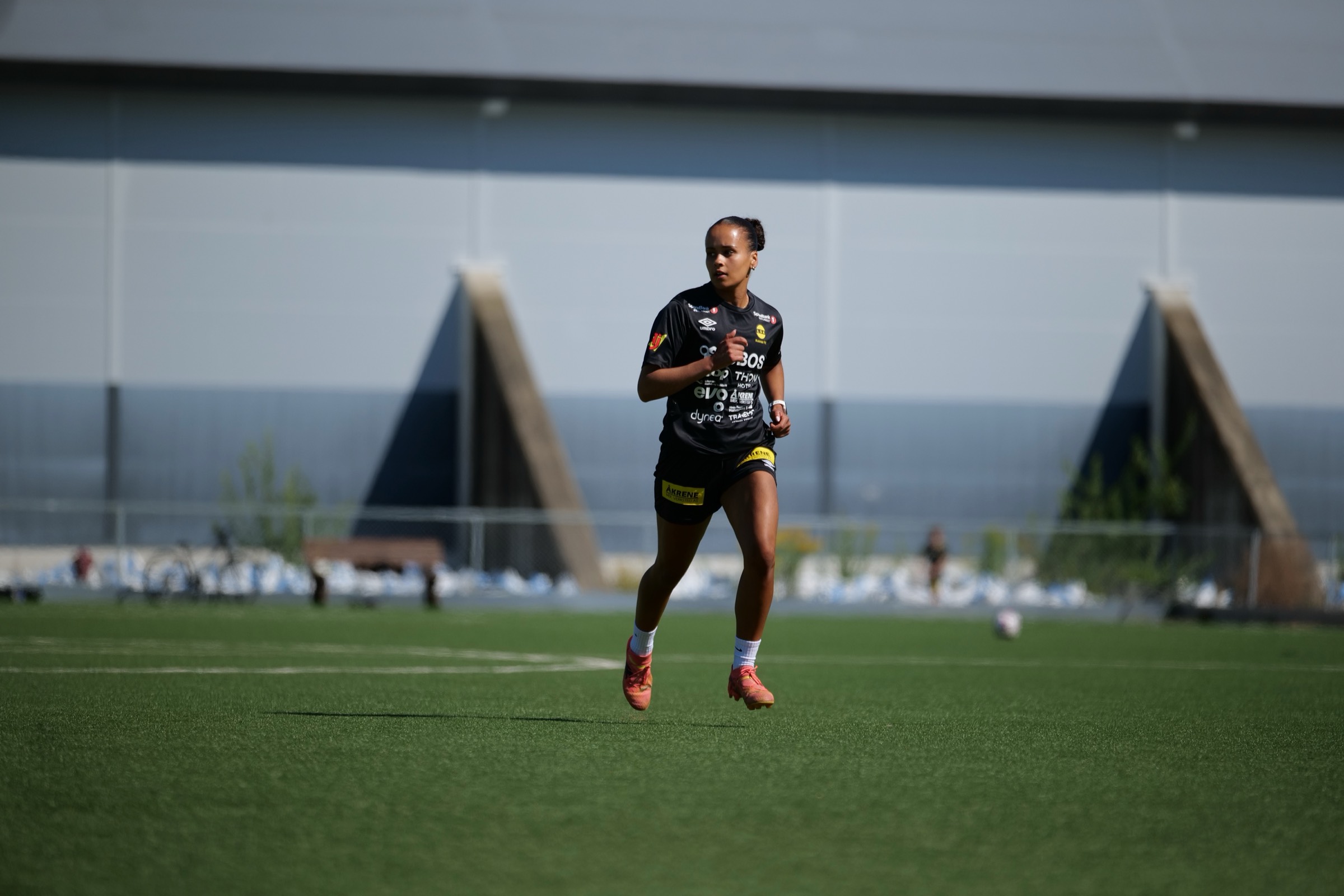 LSK Kvinner player training on the pitch